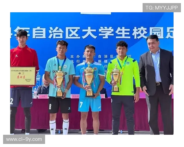 喀什大学足球社团女生青春拼搏与团队荣光的绿茵成长纪实全景篇